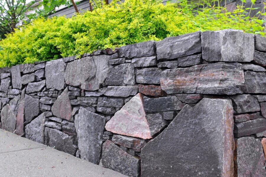 Flagstone retaining wall