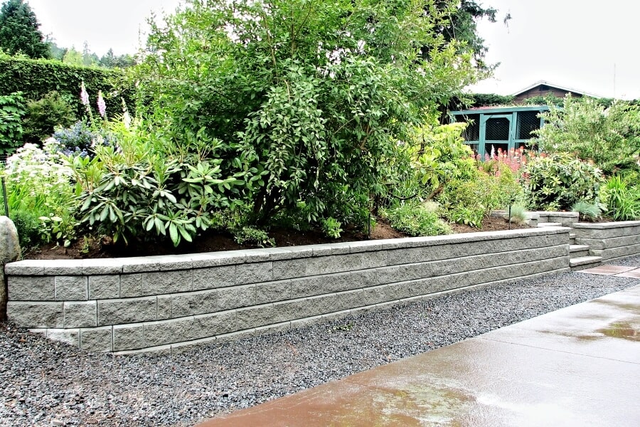 Retaining wall built with concrete blocks